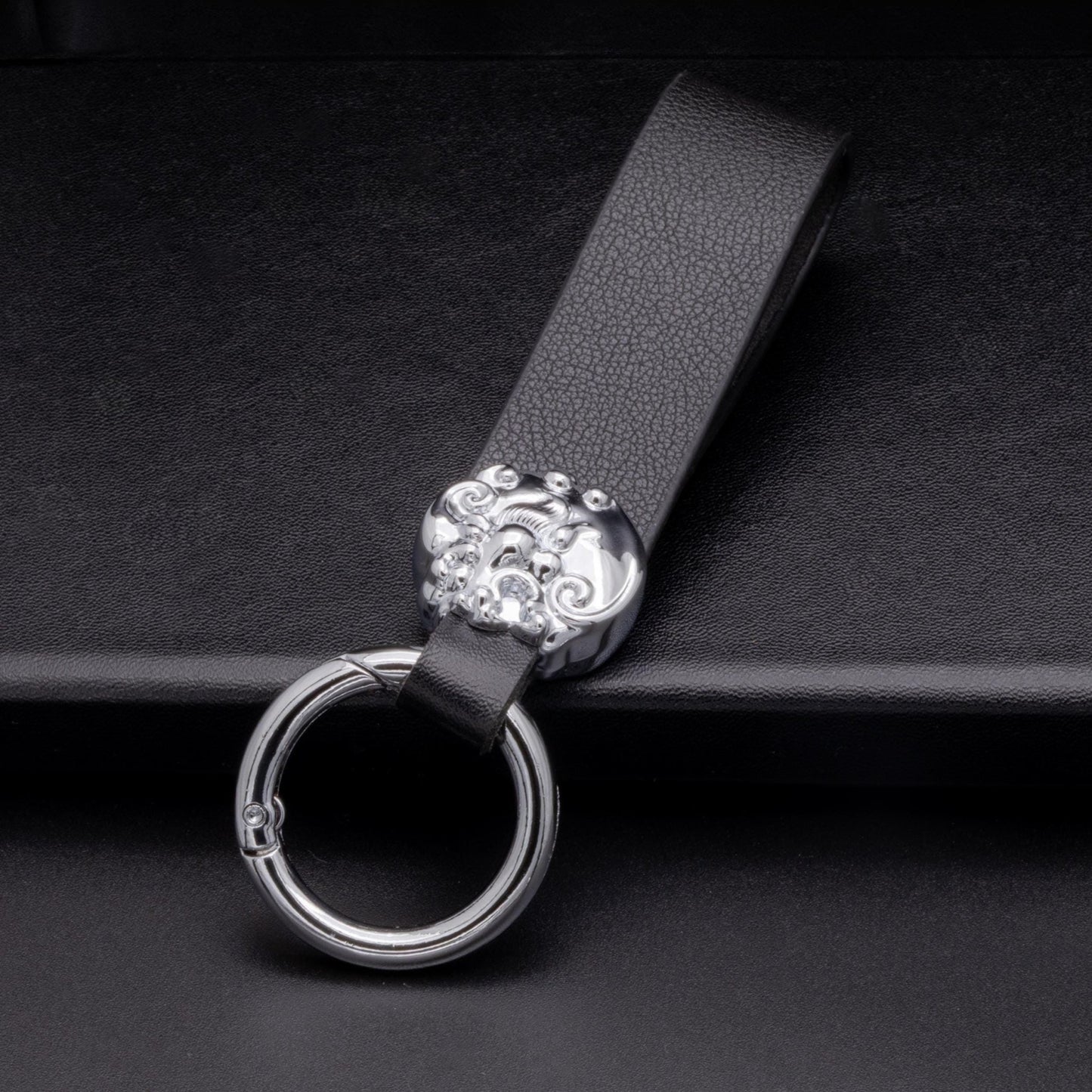Customized Luxury Leather Keychains - Good luck leaf clover - Kollen US