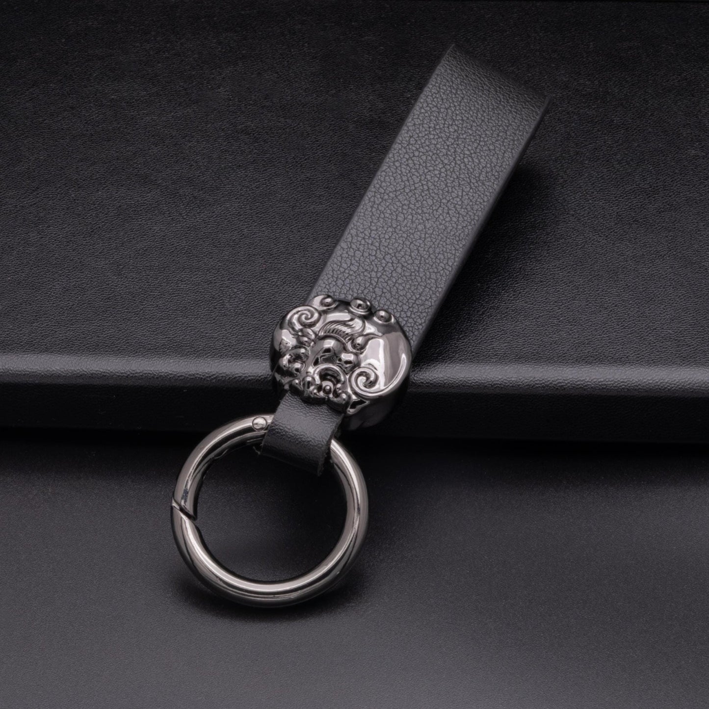 Customized Luxury Leather Keychains - Good luck leaf clover - Kollen US